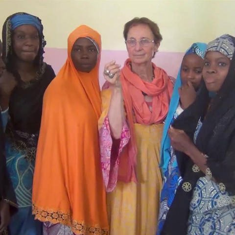 Elke Scheiner mit jungen Frauen in Kamerun